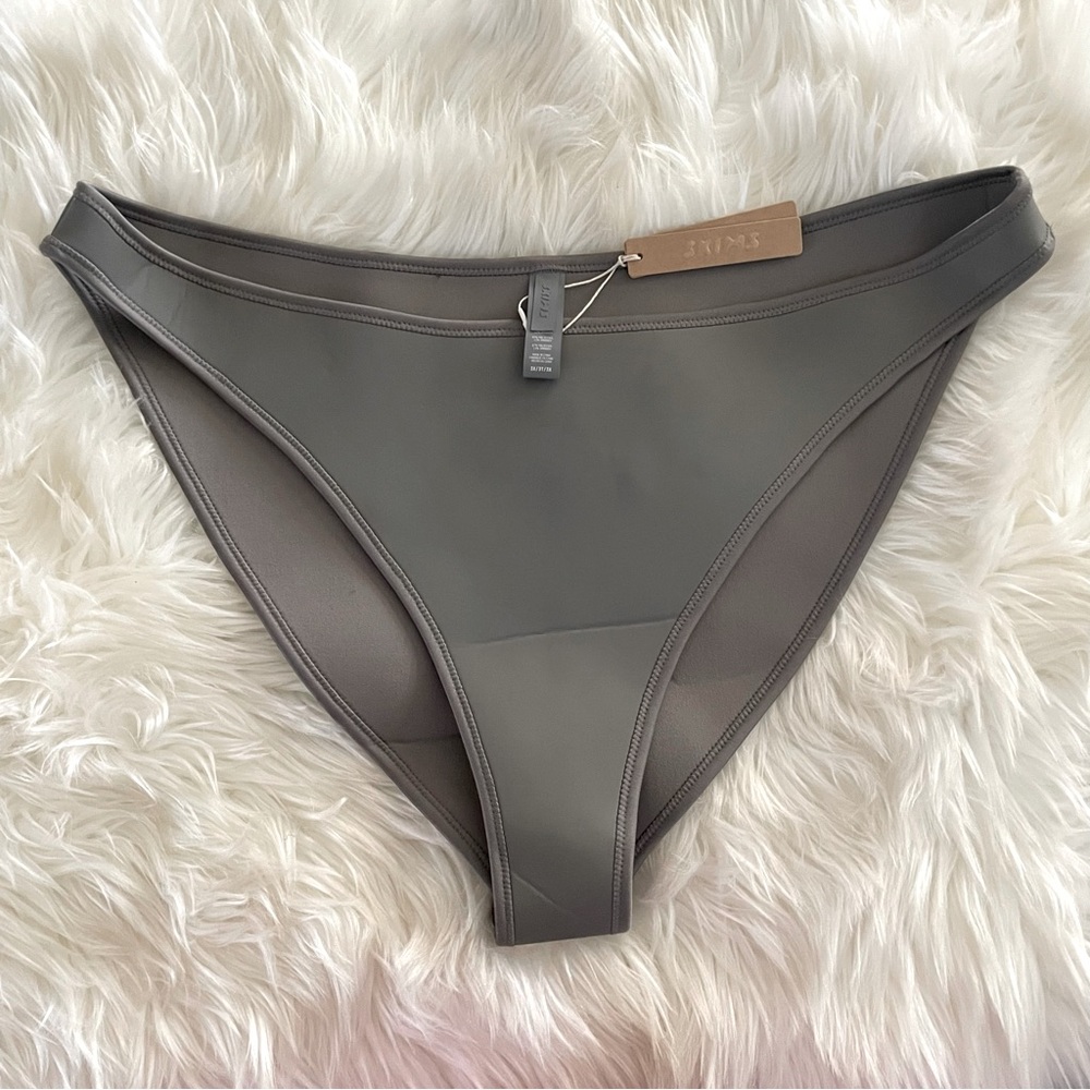 Skims Rubberized Scuba Swim Tanga Bikini Bottom Color Gray Chalk 3X BB-TNG-3161